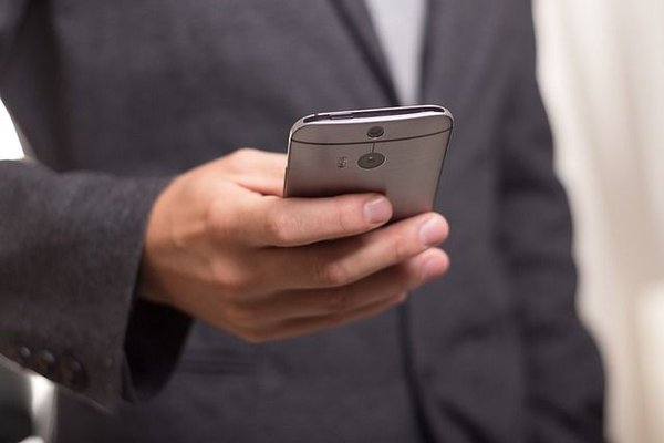 Quelles informations peuvent être incluses dans une alerte SMS d'urgence